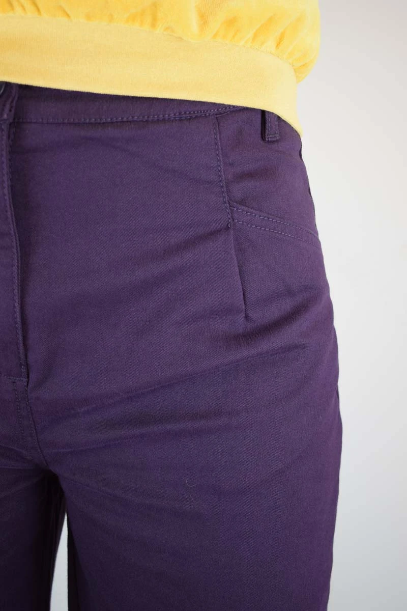 Hose für Damen im Mom-Fit aus Baumwolle Aubergine Detailansicht Front