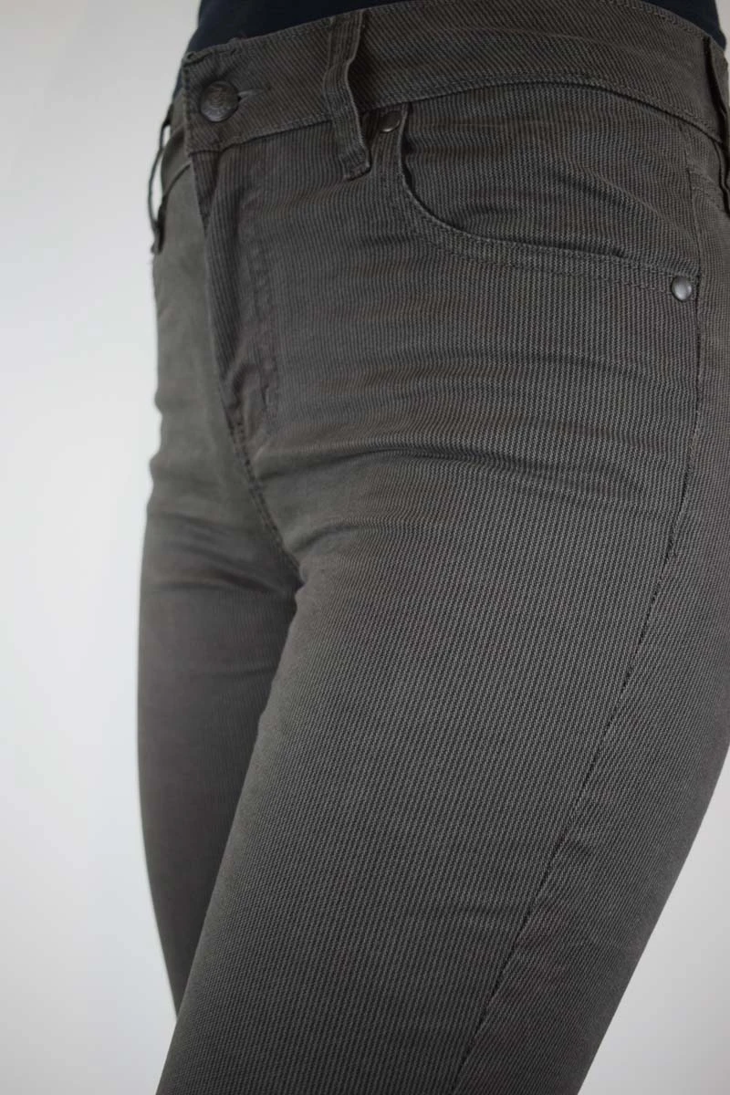 Slim Hose für Damen in Grau mit feinen schwarzen Streifen Detailansicht Seitentasche