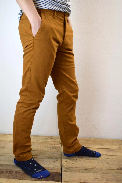 Chino Hose für Herren aus Baumwolle Farbe Safran Seitenansicht