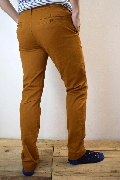 Chino Hose für Herren aus Baumwolle Farbe Safran Frontansicht