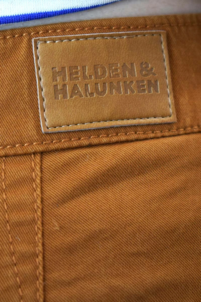 Chino Hose für Herren aus Baumwolle Farbe Safran Detailansicht Wally-Marken-Etikett