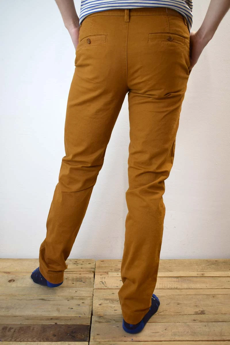 Chino Hose für Herren aus Baumwolle Farbe Safran seitliche Rückansicht