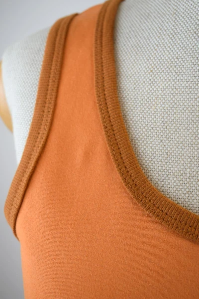 Tanktop für Damen in Orange aus Biobaumwolle Detailansicht Bündchen