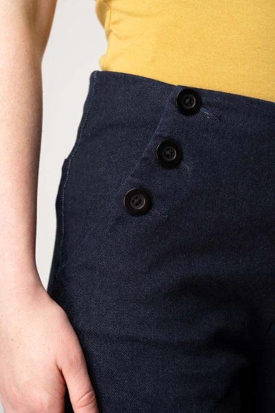 Damenhose mit weitem Bein in dunkelblauer Jeansoptik Detailansicht Knopfleiste