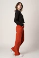 Lange Damenhose mit weitem Bein in Orange-Rot Ansicht seitlich von vorne