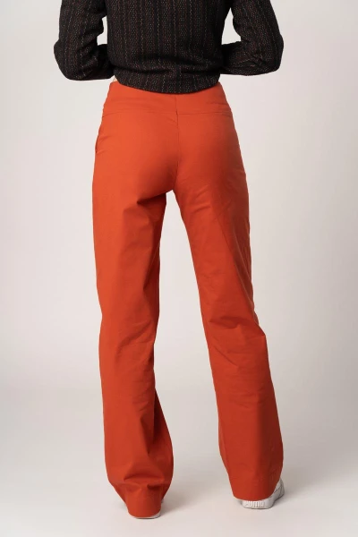 Lange Damenhose mit weitem Bein in Orange-Rot Detailansicht von hinten