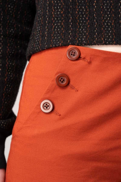 Lange Damenhose mit weitem Bein in Orange-Rot Detailansicht Zierknopfleiste