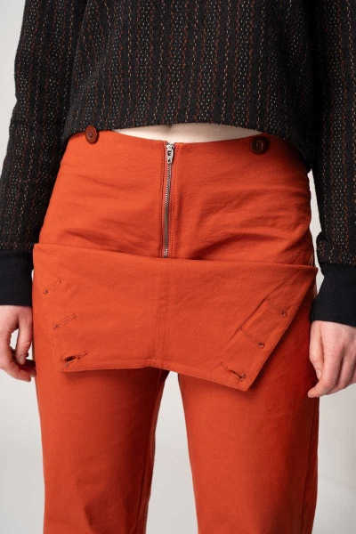 Lange Damenhose mit weitem Bein in Orange-Rot Detailansicht verdeckter Reißverschluss