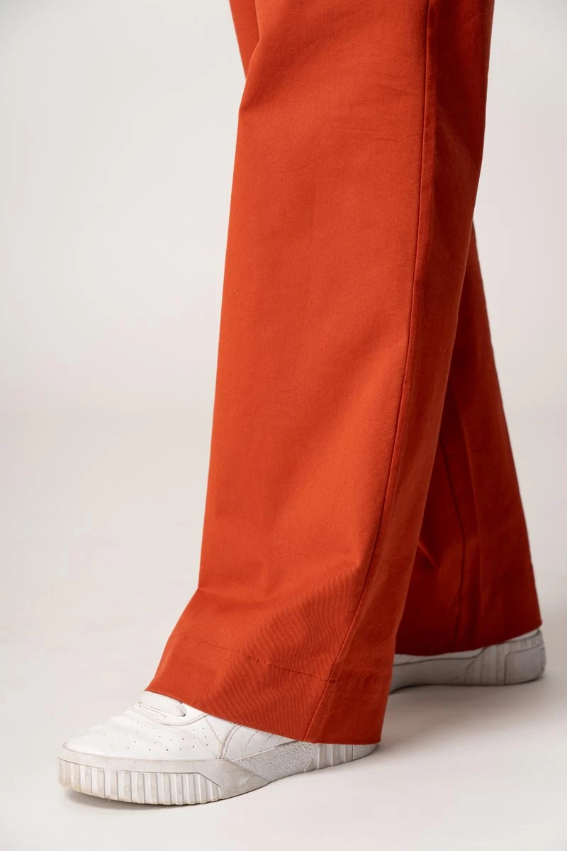 Lange Damenhose mit weitem Bein in Orange-Rot Detailansicht Hosenbein