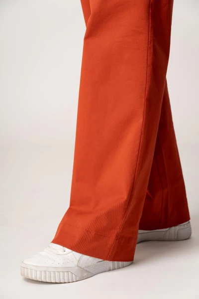 Lange Damenhose mit weitem Bein in Orange-Rot Detailansicht Hosenbein