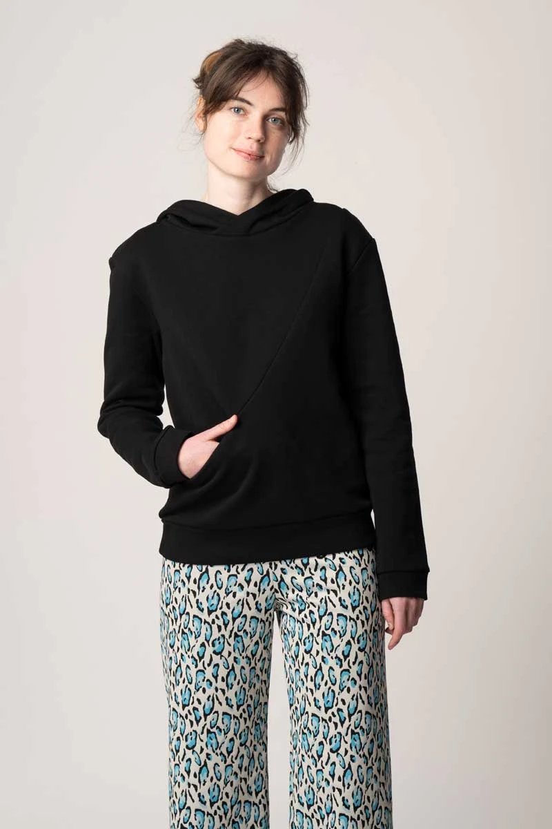 Nachhaltiger Hoodie für Damen in Schwarz aus Biobaumwolle in Kombi mit Leopardenhose