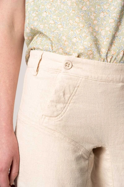 Wide Leg Hose für Damen in Cremeweiß mit Leinen Detailansicht Knopfverschluss