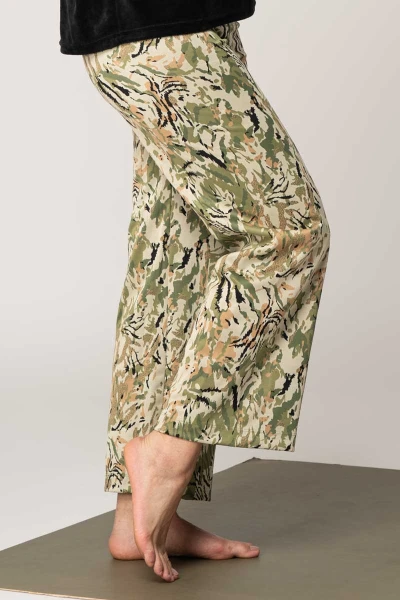 Culotte Hose für Damen mit Camouflage Muster in Beige und Grün Ansicht seitlich von vorne