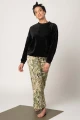 Culotte Hose für Damen mit Camouflage Muster in Beige und Grün Ganzkörperansicht