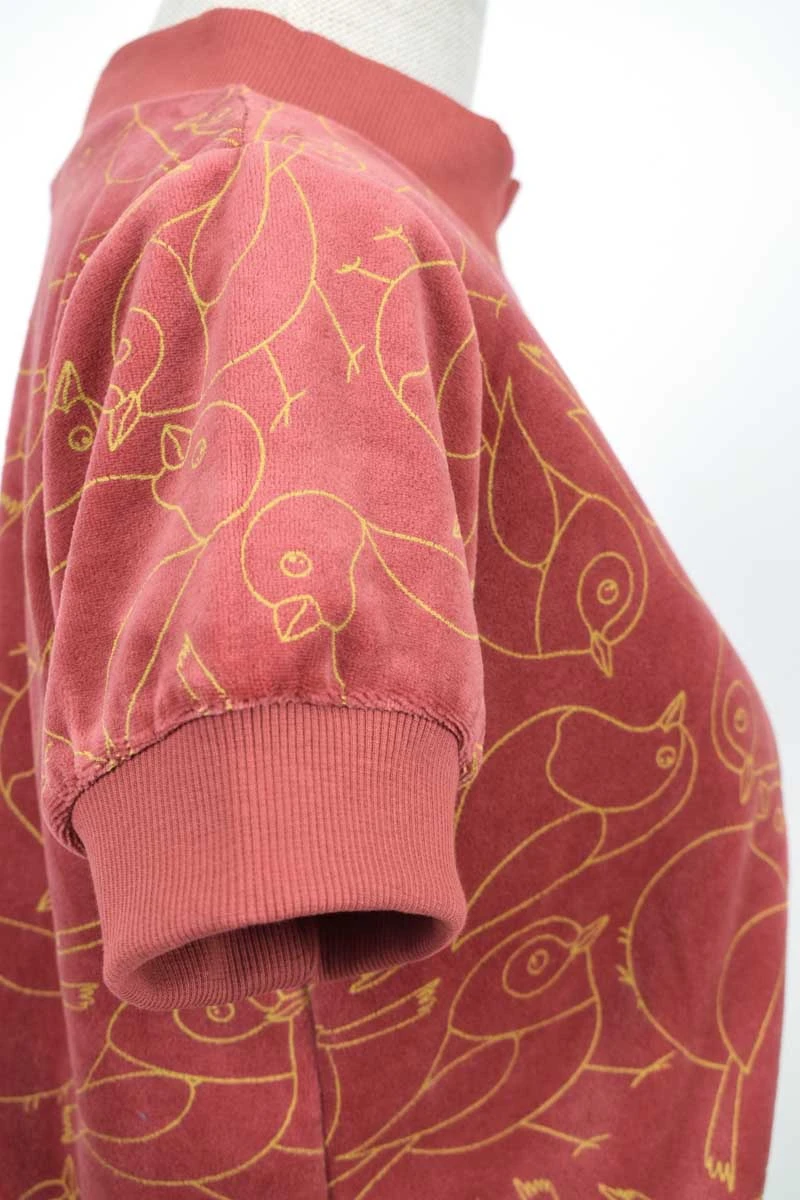 Nickisamt Shirt für Damen in Rot mit gelbem Vogelprint Detailansicht Ärmelbündchen