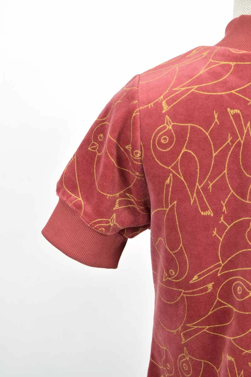 Nickisamt Shirt für Damen in Rot mit gelbem Vogelprint Detailansicht Ärmelbündchen