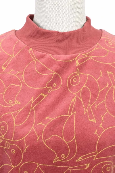 Nickisamt Shirt für Damen in Rot mit gelbem Vogelprint Detailansicht Vogelmuster Detailansicht von vorne