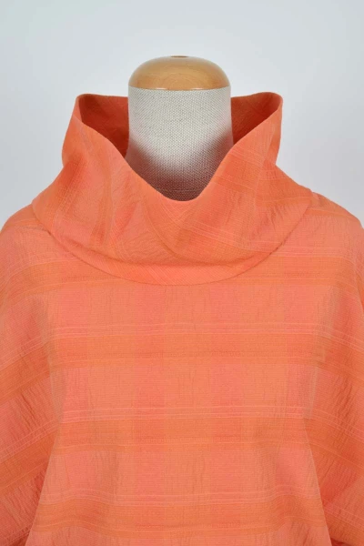 Damenbluse mit Stehkragen und Dreibviertel-Arm in Orange Detailansicht Stehkragen