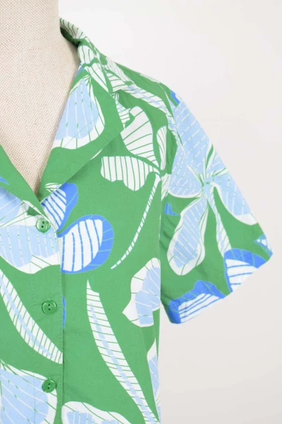 Hawaiibluse für Damen aus Baumwolle Grün mit Blütenmuster Detailansicht Knopfleiste