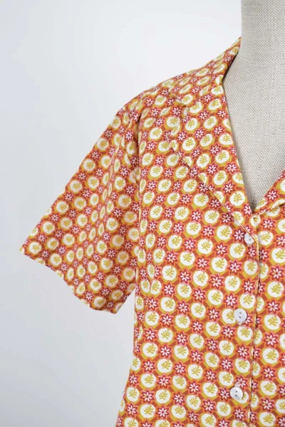 Hawaiibluse für Damen in Orange und Gelb floral gemustert Detailansicht Kurzärmel