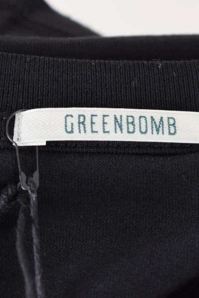 Greenbomb T-Shirt für Herren in Schwarz aus Biobaumwolle mit Bike-Motiv Detailansicht Label-Etikett