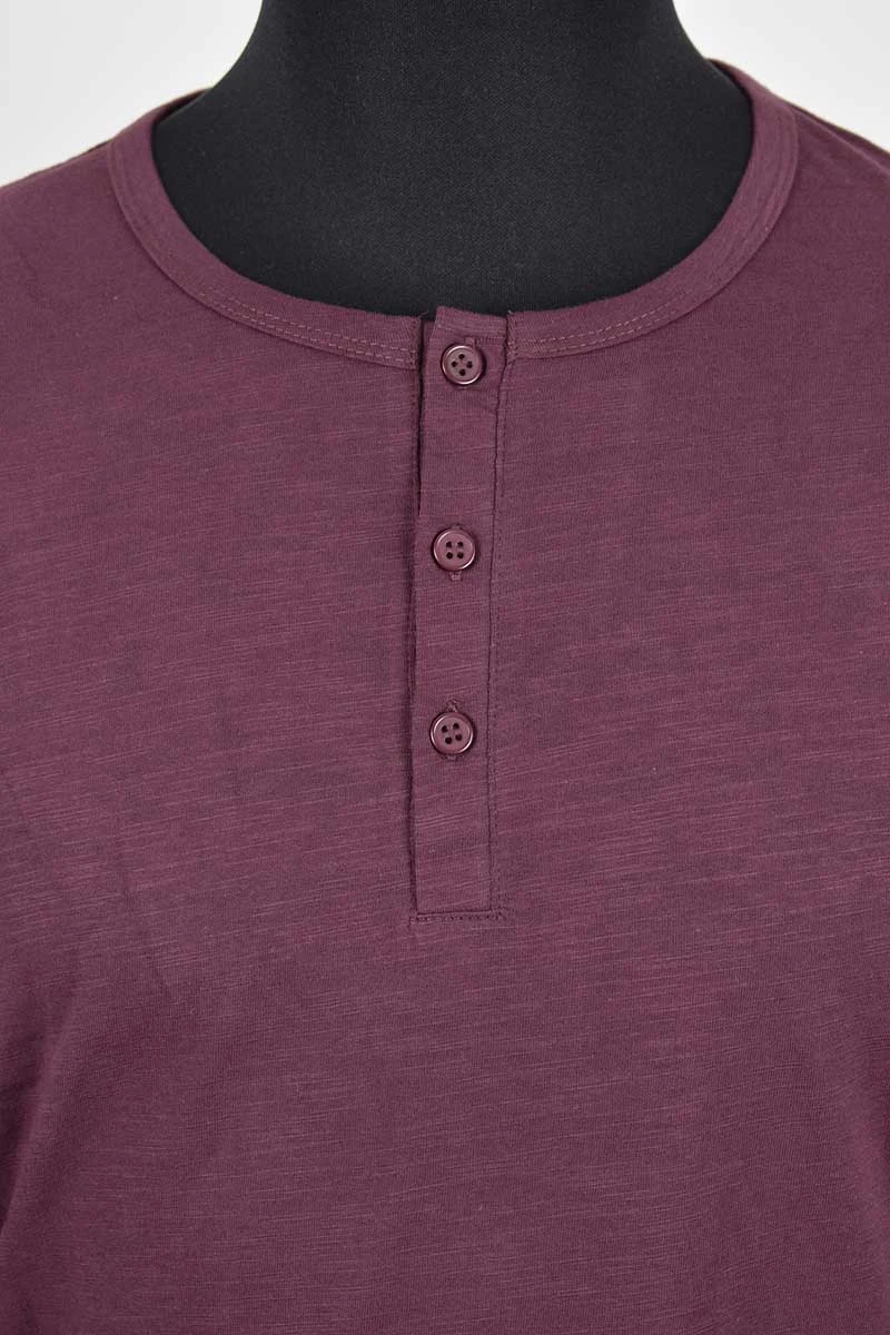 Greenbomb Langarmshirt für Herren in Weinrot mit kleiner Knopfleiste vorne Detailansicht Label-Etikett