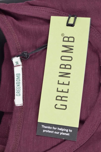 Greenbomb Langarmshirt für Herren in Weinrot mit kleiner Knopfleiste Detailansicht Label-Etikett