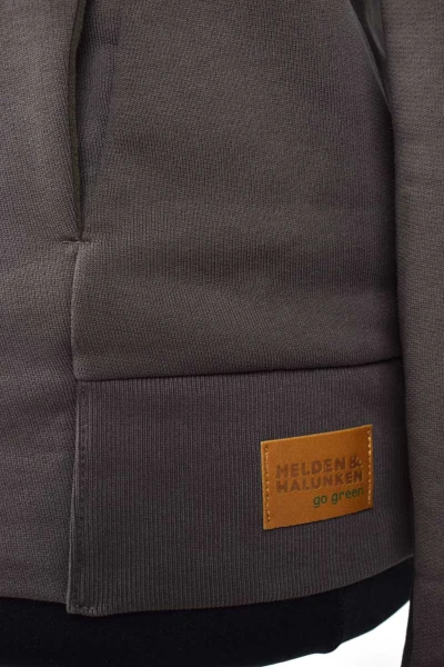 Hoodie für Herren aus Biobaumwolle in Braun Detailansicht Label-Etikett