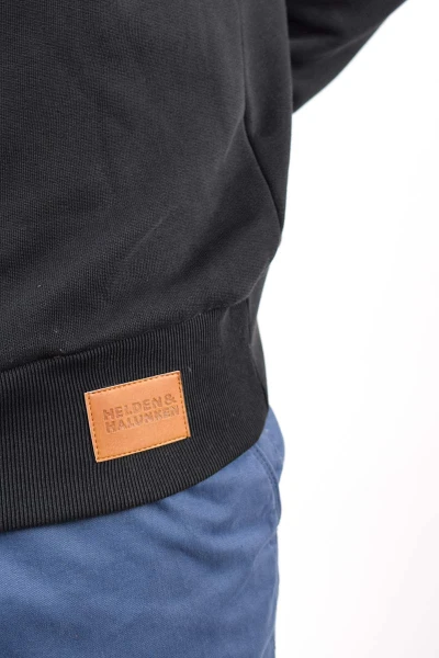 Sweatshirt für Herren aus Biobaumwolle in Schwarz Detailansicht Label-Etikett