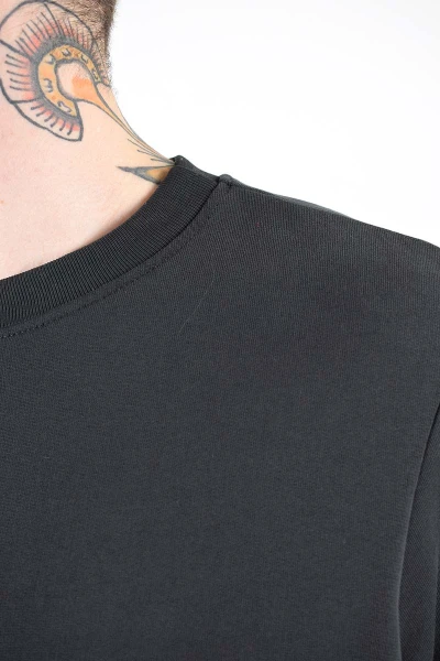 Sweatshirt für Herren aus Biobaumwolle in Schwarz Detailansicht Rundhalsausschnitt