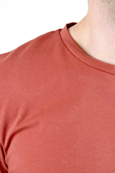 Faires T-Shirt für Herren aus Biobaumwolle in Lachsrot mit Rundhalsausschnitt Detailansicht Bündchen