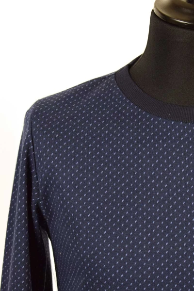 Herrenpullover in Navy mit feinen Hellblauen Strichen Detailansicht Stoff