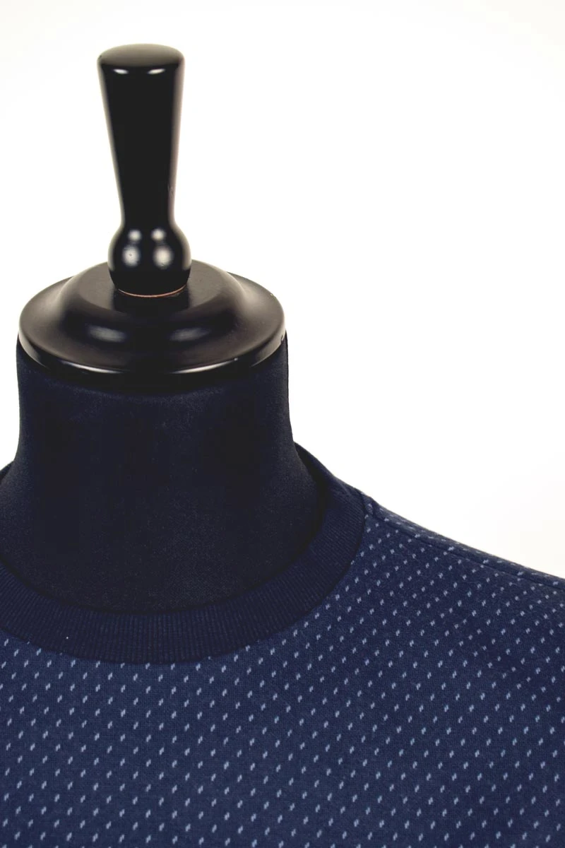 Herrenpullover in Navy mit feinen Hellblauen Strichen Detailansicht Rundhalsausschnitt