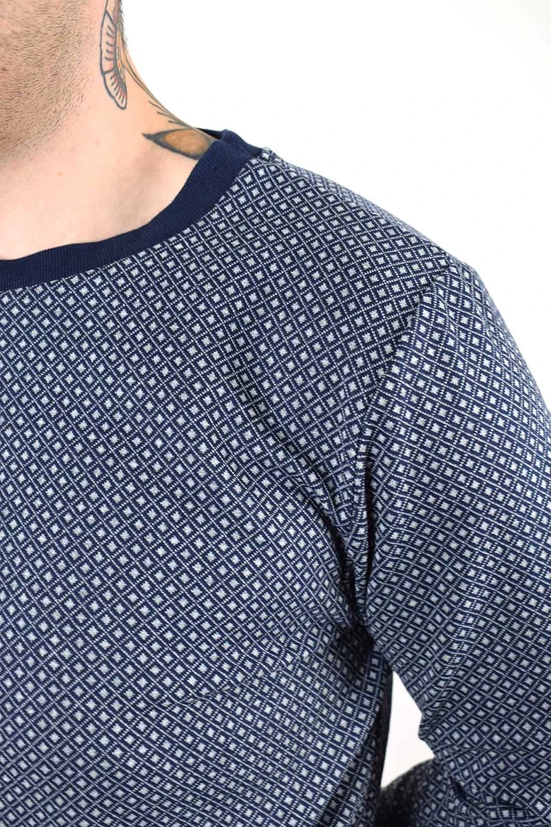 Herrenpullover in Navy und Hellblau mit geometrischem Muster Detailansicht Rundhalsausschnitt