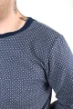 Herrenpullover in Navy und Hellblau mit geometrischem Muster Detailansicht Rundhalsausschnitt