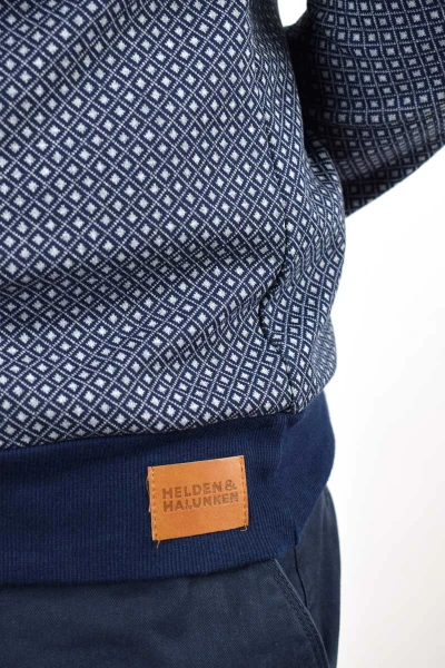 Herrenpullover in Navy und Hellblau mit geometrischem Muster Detailansicht Label-Etikett am Saum