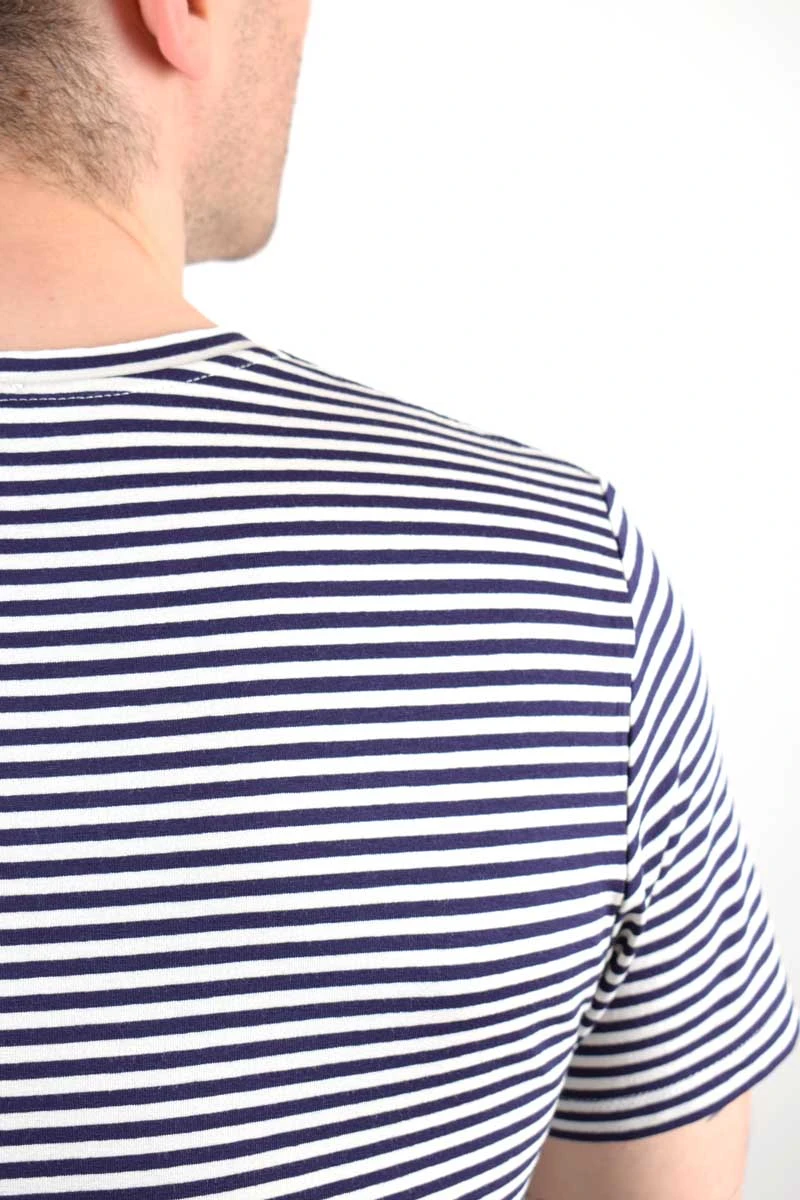 T-Shirt für Herren aus Viskose in Weiß und Navy gestreift Detailansicht Rückseite