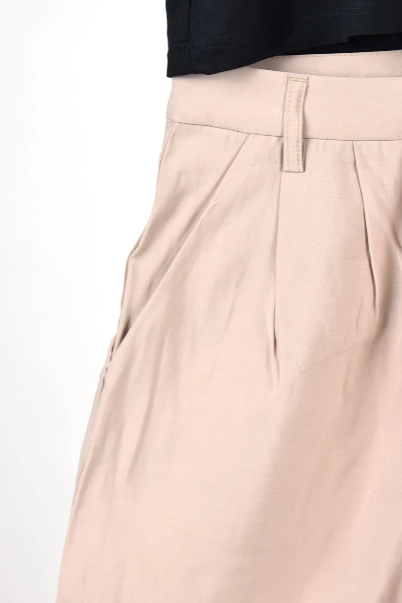 Damenshorts aus Viskose in Beige Detailansicht Gürtelschlaufe