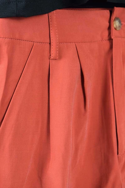 Cupro Shorts für Damen in Orangerot Detailansicht Gürtelschlaufen