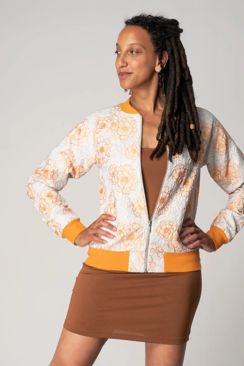 Damenblouson in Weiß mit Orangen Glitzerblüten