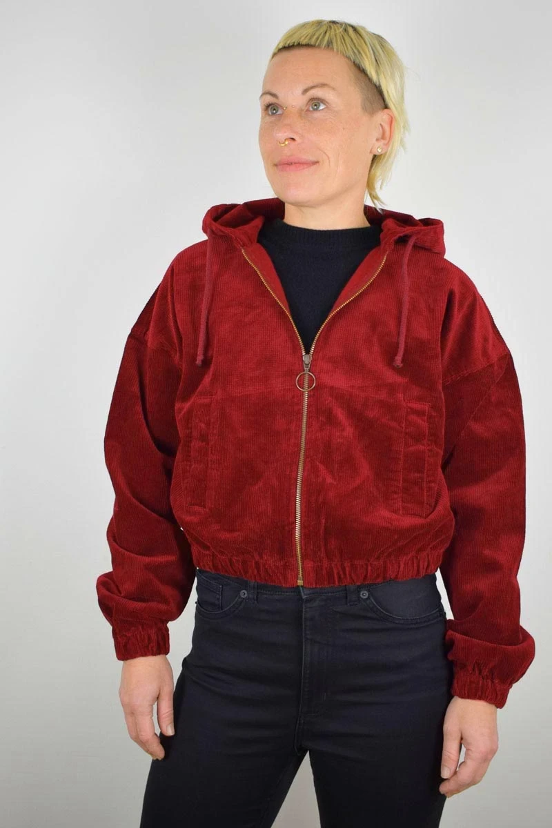 Kurze Cordjacke für Damen mit Kapuze Rot Frontansicht