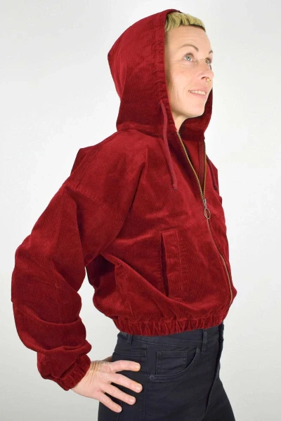 Kurze Cordjacke für Damen mit Kapuze Rot seitliche Ansicht