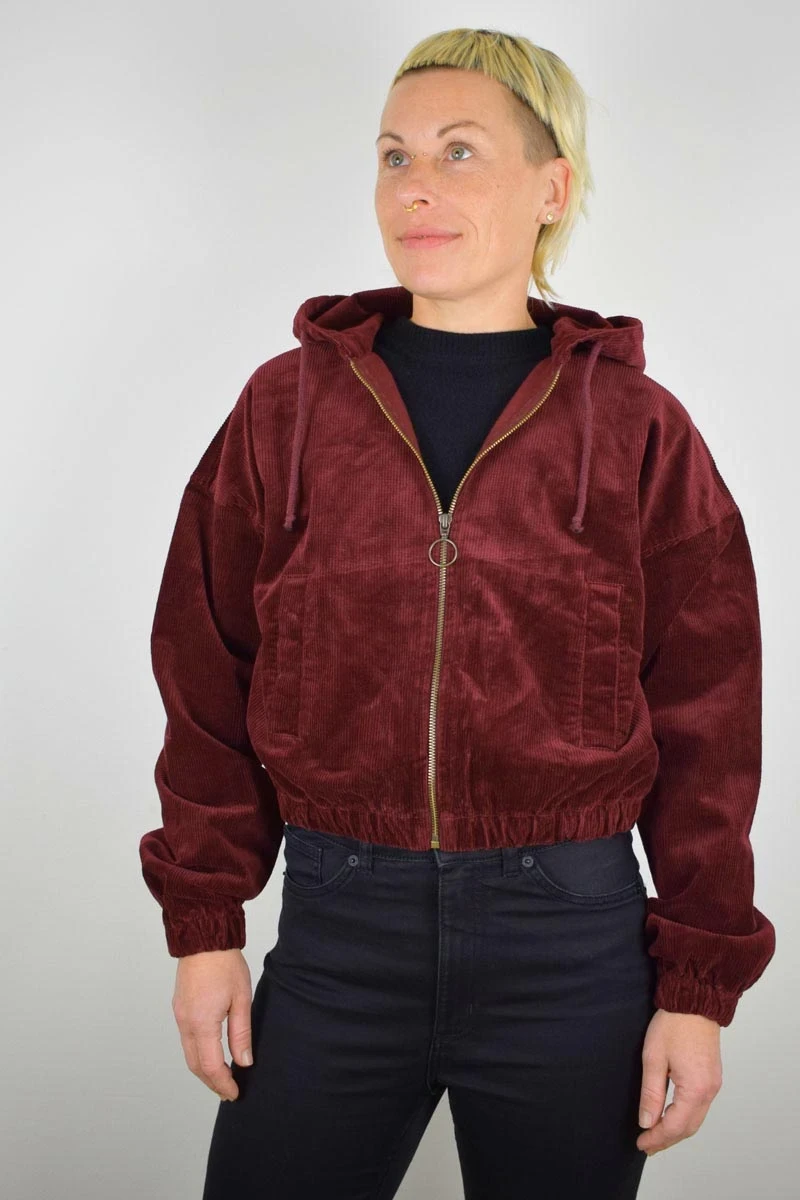 Kurze Cordjacke für Damen mit Kapuze in Weinrot Frontansicht