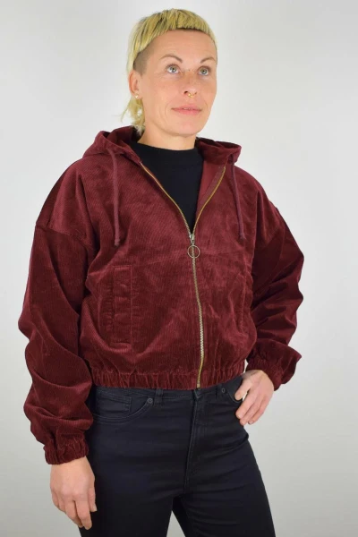 Kurze Cordjacke für Damen mit Kapuze in Weinrot seitliche Frontansicht