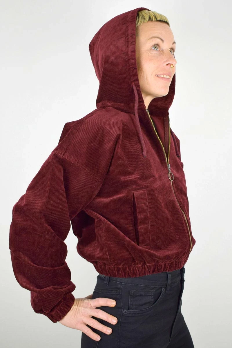 Kurze Cordjacke für Damen mit Kapuze in Weinrot