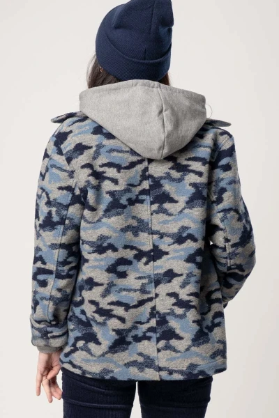 Hemdjacke für Damen aus Wolle blaues Camouflage-Muster Frontansicht