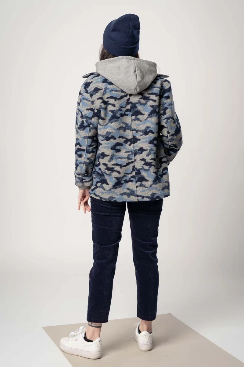 Hemdjacke für Damen aus Wolle blaues Camouflage-Muster Rückansicht Ganzkörperbild