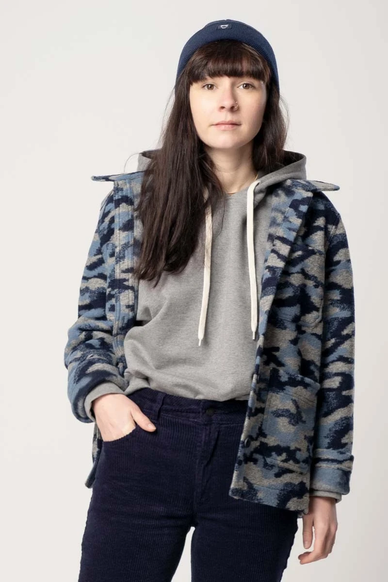 Hemdjacke für Damen aus Wolle blaues Camouflage-Muster Frontansicht