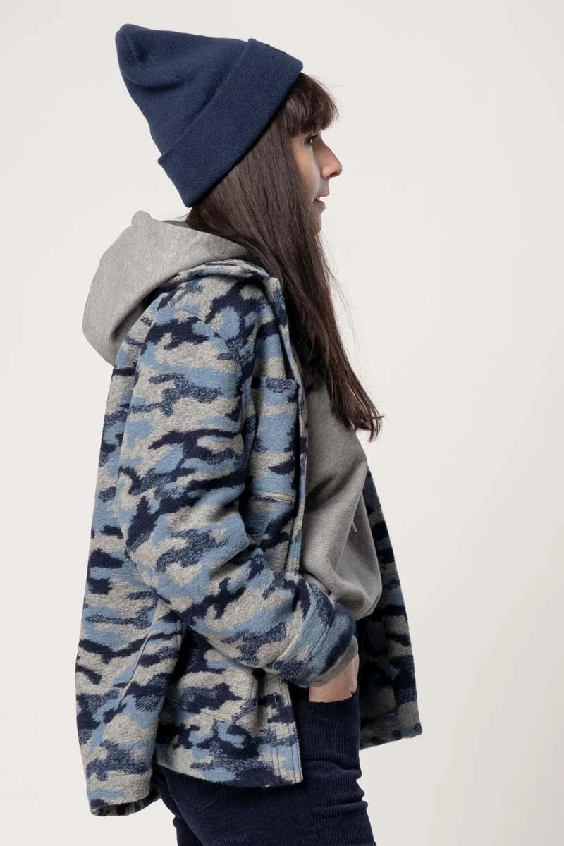 Hemdjacke für Damen aus Wolle blaues Camouflage-Muster Seitenansicht