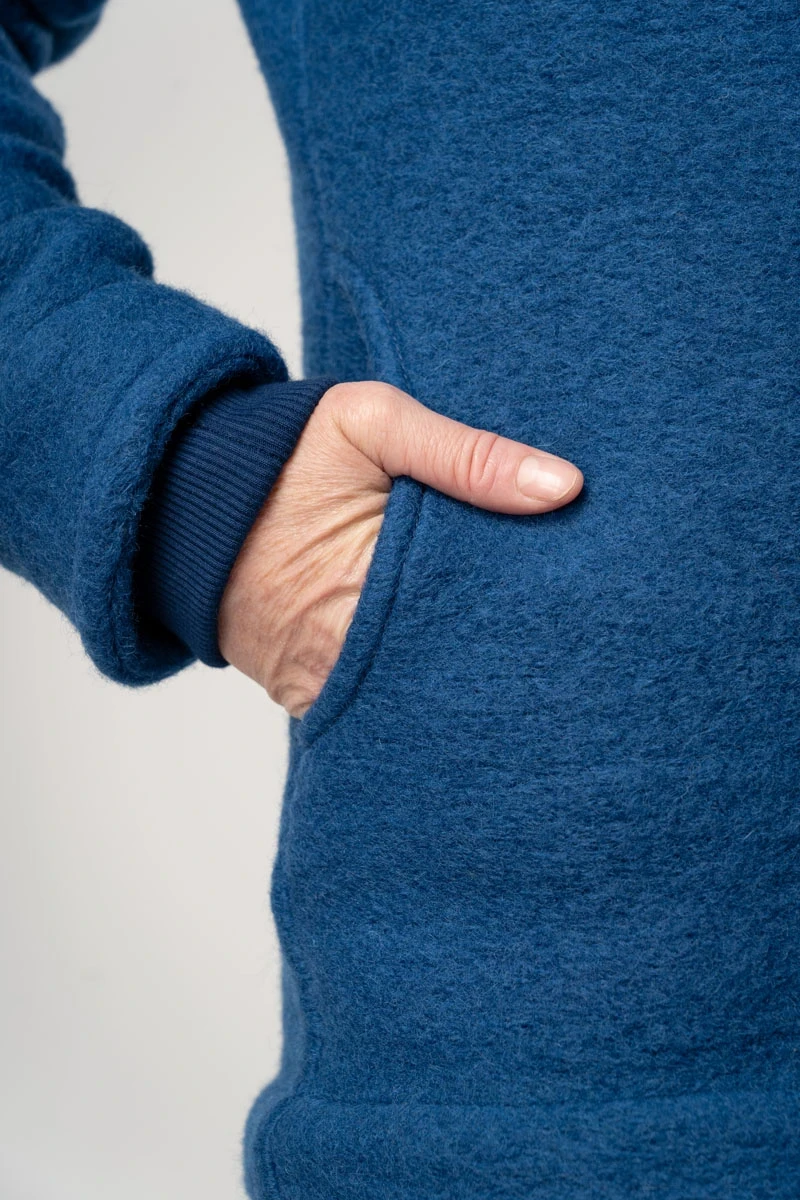 Wolljacke für Damen in Blau mit Kapuze Detailansicht Seitentasche